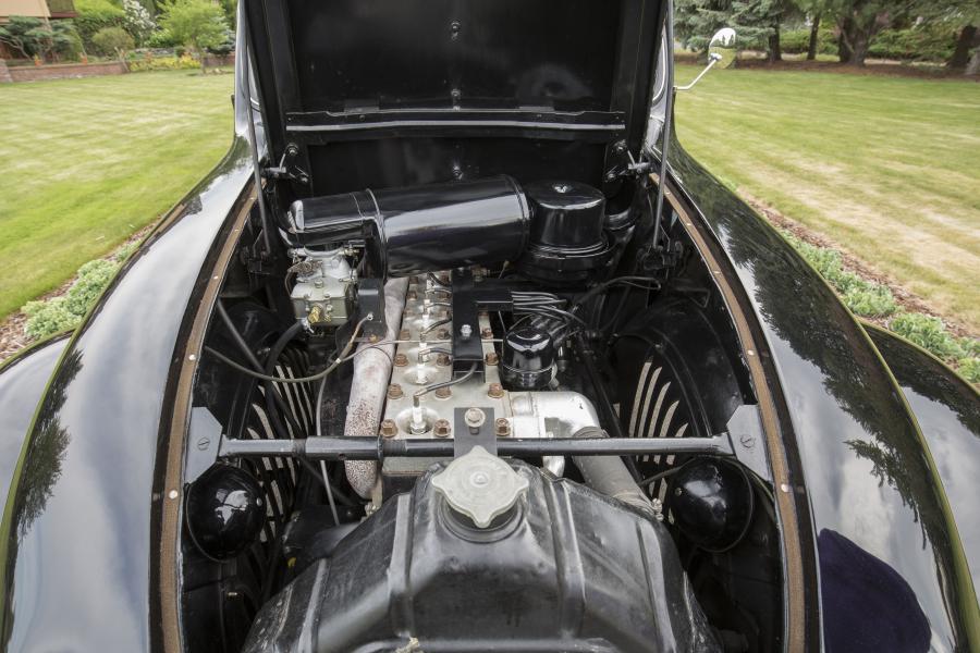 Моторный отсек Chrysler Imperial Airflow Sedan (C-10) 1936 года  (фото 8 из 38)